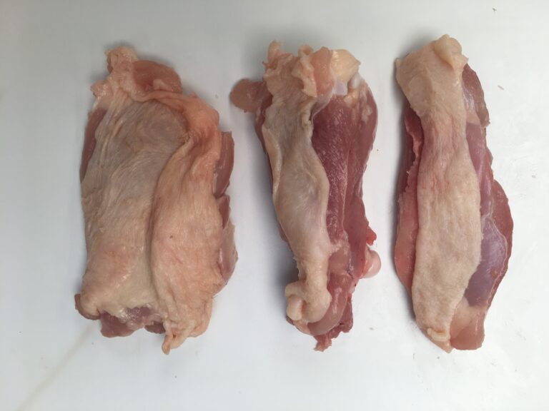 Chicken spare rib cutter - thigh cut in 3 parts: 2 boneless parts of meat + 1 part with bone = spare rib